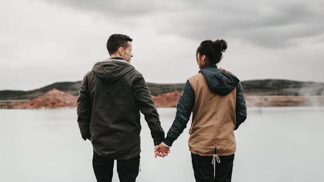Waarom het belangrijk is om je partner te blijven verrassen, zelfs na jaren